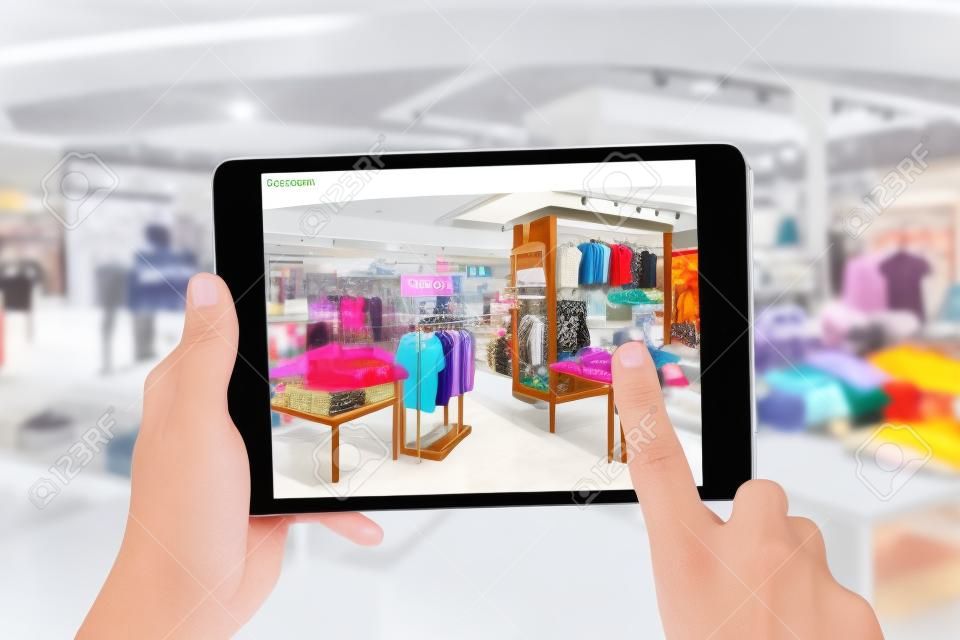 增强现实营销理念手持数码平板智能手机利用AR应用程序检查零售店购物中心特价价格