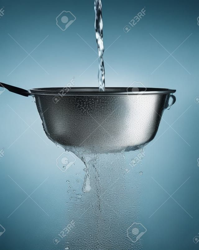 Water dat door een zeef wordt gegoten