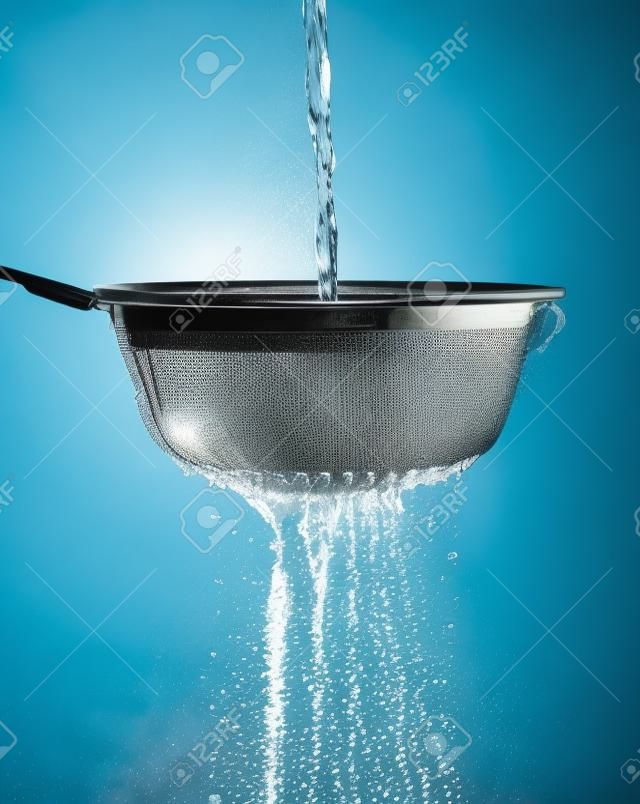 Water dat door een zeef wordt gegoten