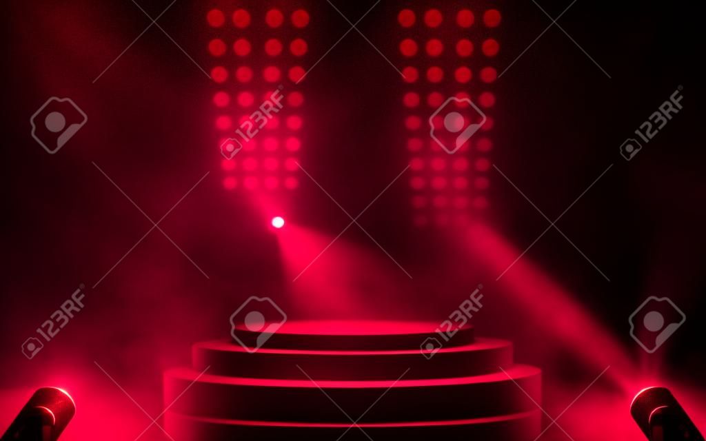 czerwone podium z reflektorami i dymem w pokoju studyjnym