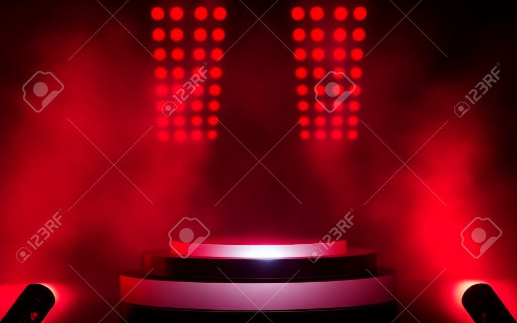 pódio vermelho com holofotes e fumaça na sala de estúdio