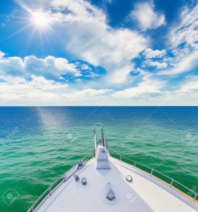 vakantie, reizen, cruise en recreatie concept - close up van zeilboot of zeiljacht dek en zee