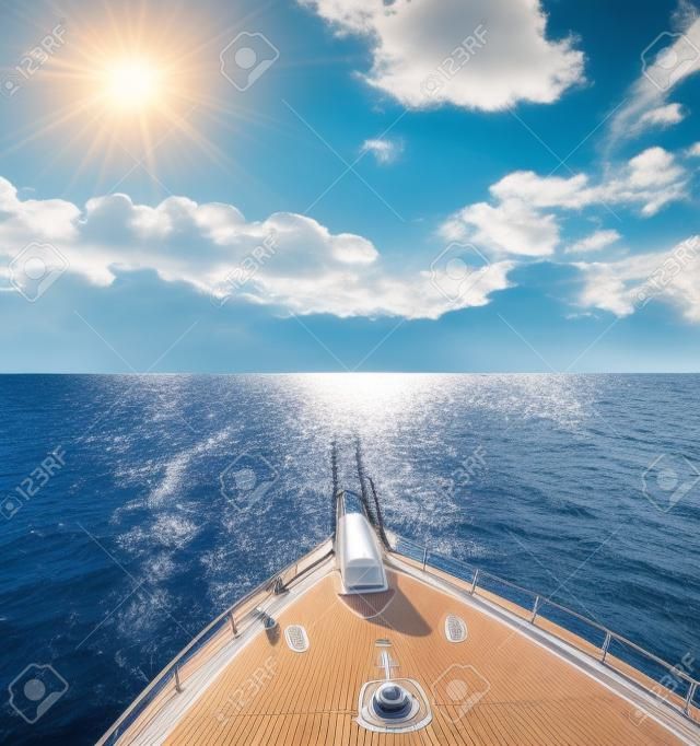 vakantie, reizen, cruise en recreatie concept - close up van zeilboot of zeiljacht dek en zee