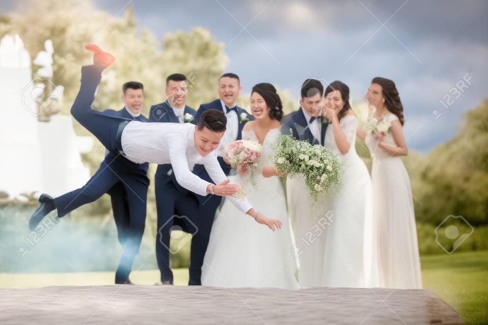 Проигравший капли свадебный торт во время свадебной церемонии