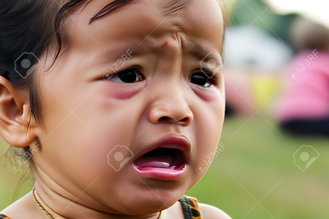 Cute Little Girl Cry avec expression de visage triste.