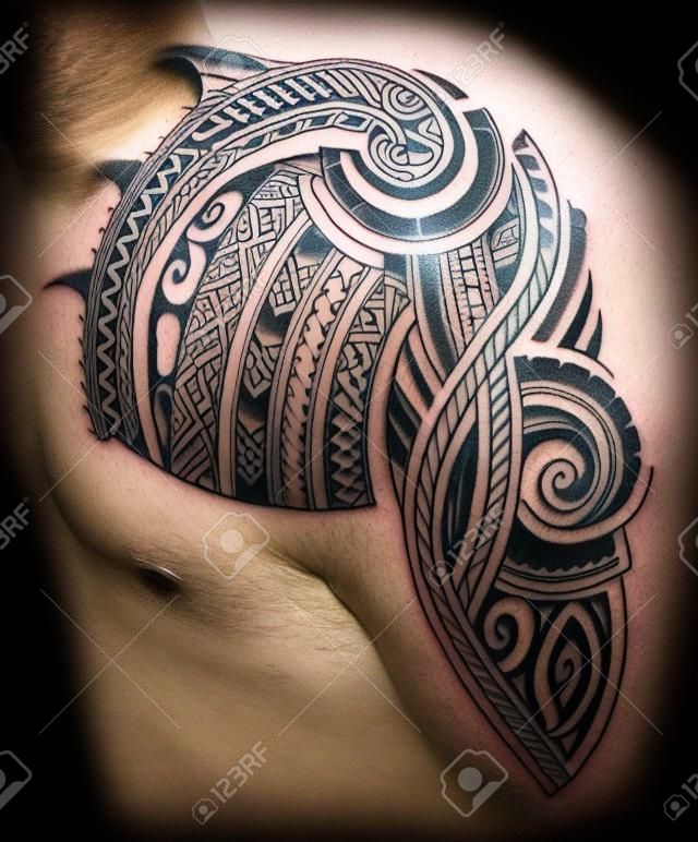 Maori stílusú tetováló design mellkasi és hüvelyes területeken. a mellkas és a hüvely részei kényelmesen használhatók