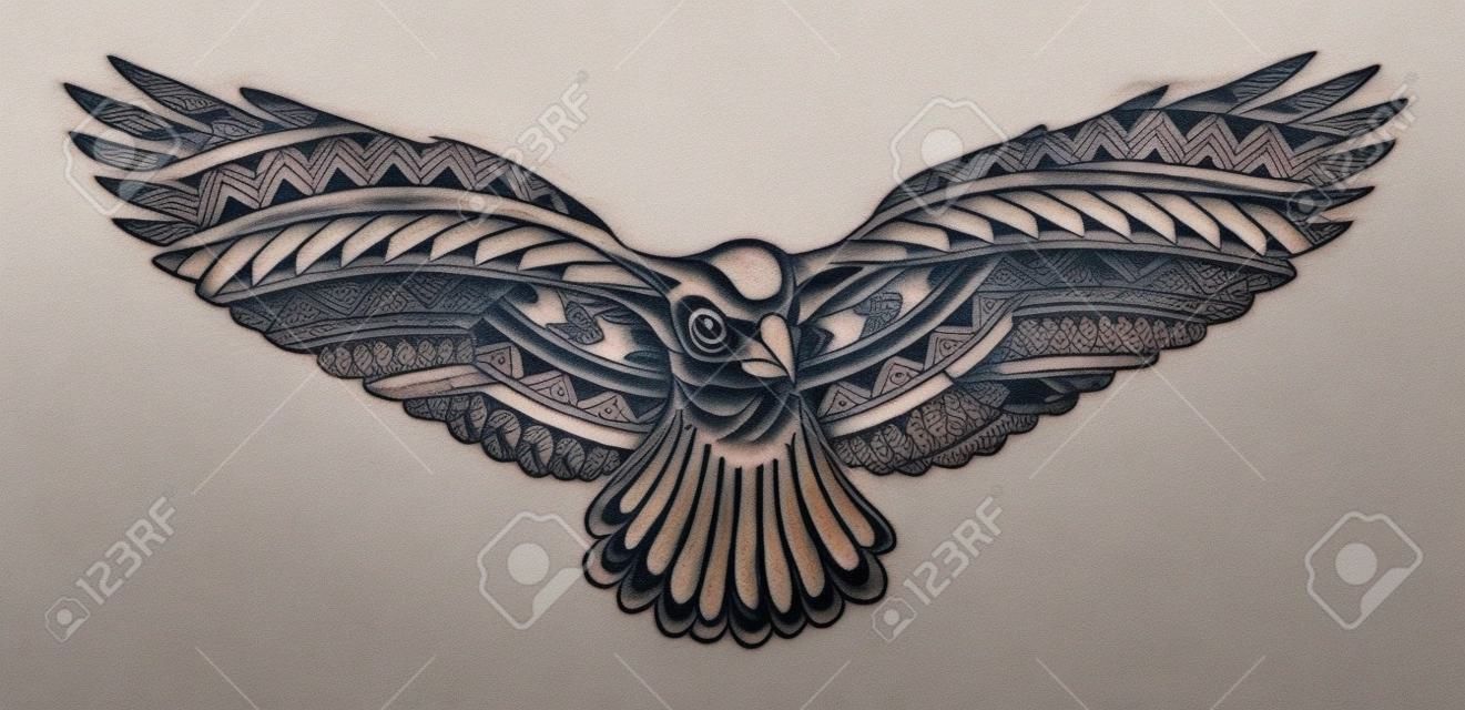 Tatouage de corbeau avec des ornements de style maori