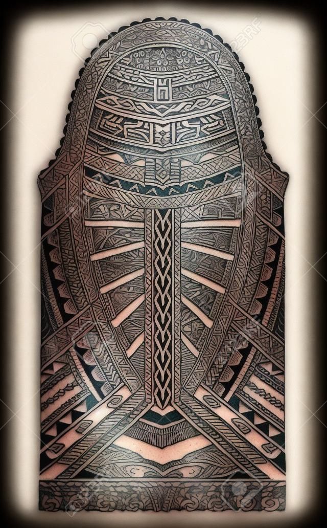 Tatuaż w stylu polinezyjskim. Ozdoba na całym rękawie z elementami Maorysów i Samoa