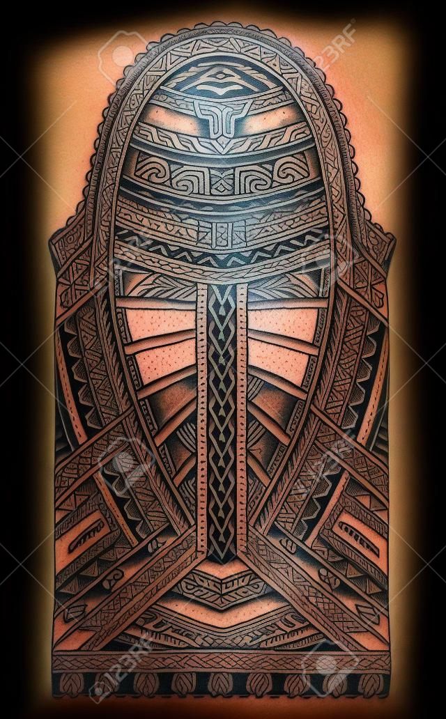 Tatuaje de estilo polinesio. Adorno de manga completa con elementos maoríes y samoanos.