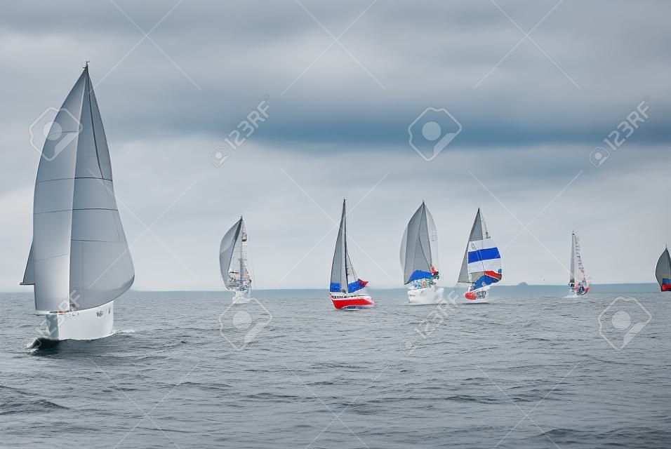 Tolyatti. 29 augustus 2007. Het jacht neemt deel aan wedstrijden in het zeilen in de zee