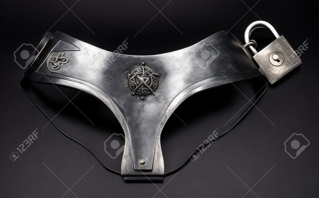 Un mítico cinturón de castidad medieval de metal en metal con el bloqueo