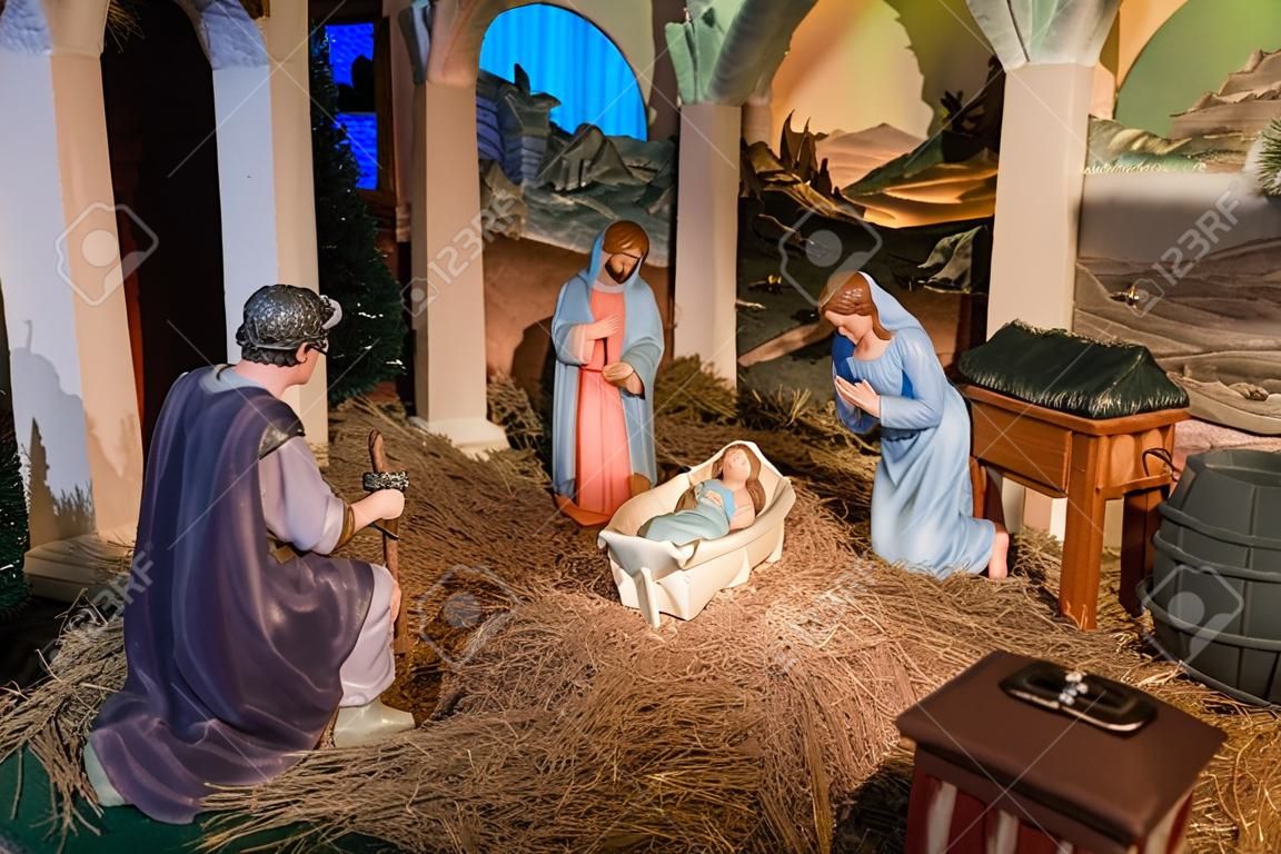 Pesebre navideño con Jesús, María, José y magos
