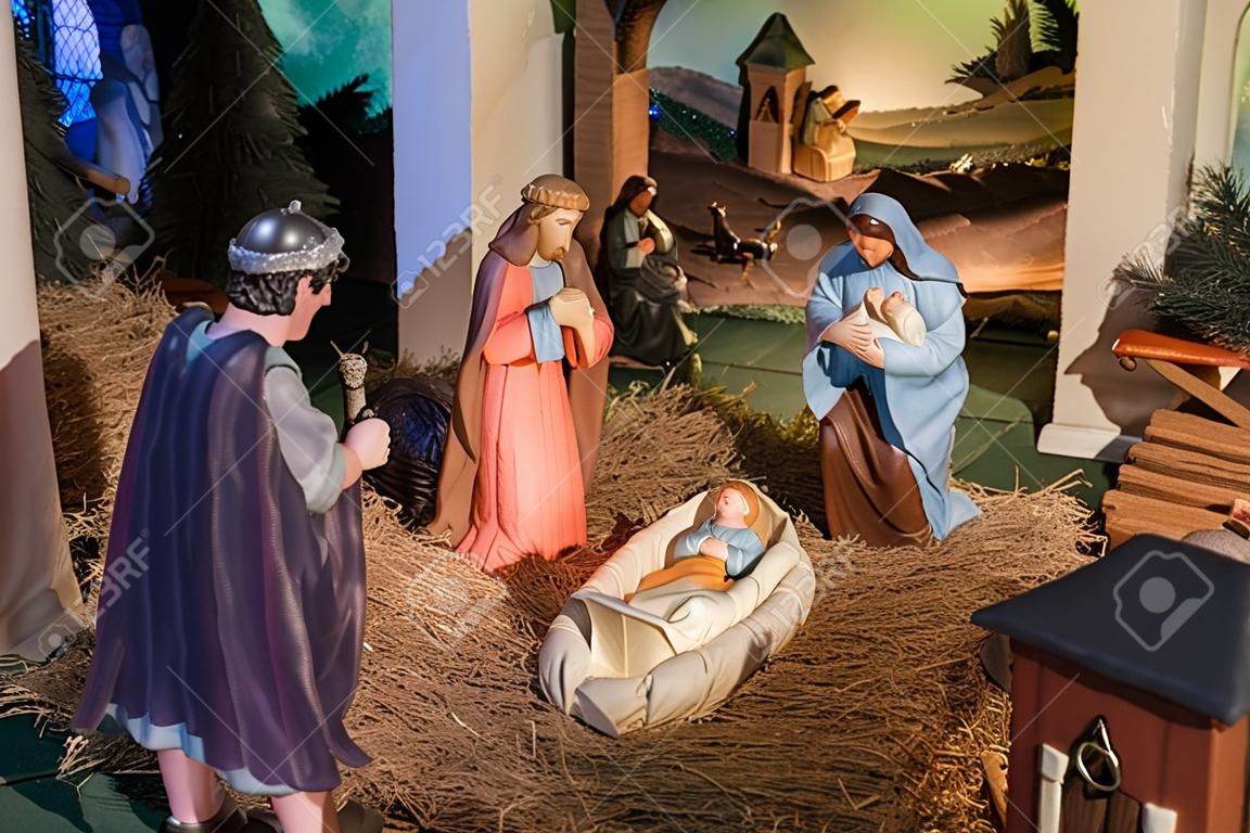 Pesebre navideño con Jesús, María, José y magos