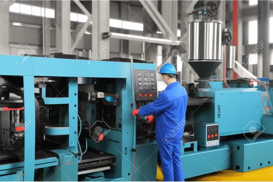 işçinin yönetiminde polimerler kullanılarak plastik parçaların imalatı için sanayi enjeksiyon pres makinesi