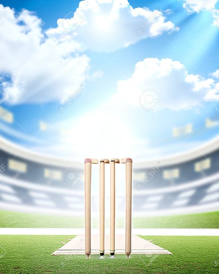 Ein Cricket-Stadion mit Cricket-Platz und bis Wickets in der Tageszeit unter einem blauen Himmel