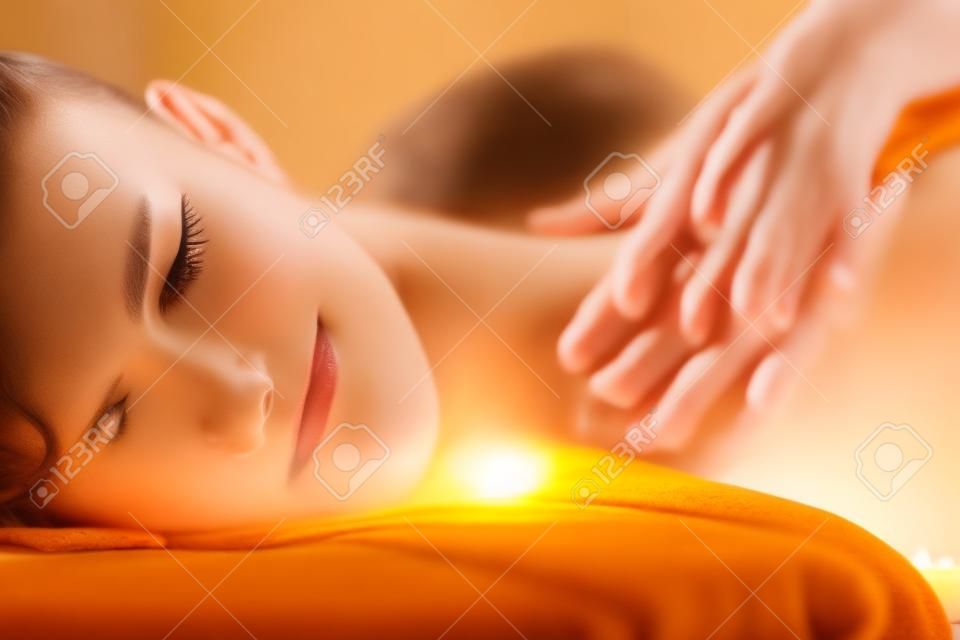 La belle fille a un massage. Image authentique du traitement spa de luxe. Couleurs chaudes, lumière charmante.