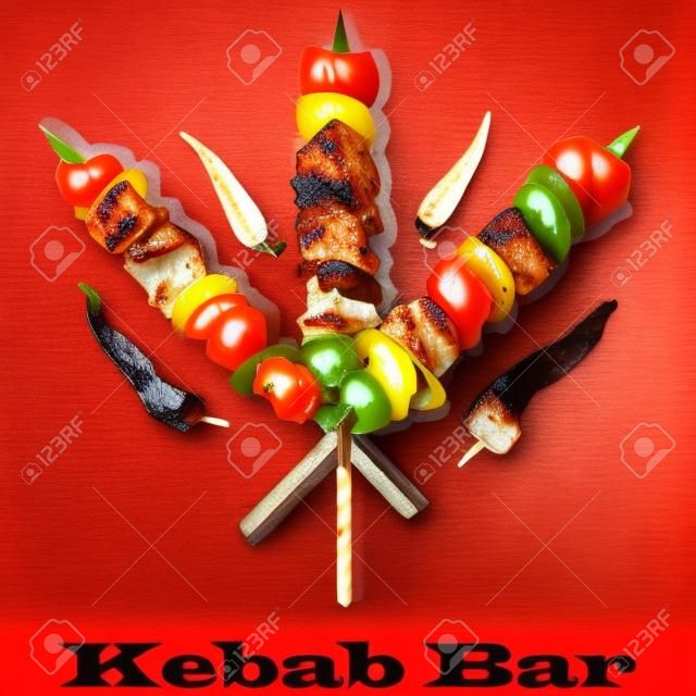Kebab de xixi com cebola e tomate cereja. Espetos de carne grelhados.