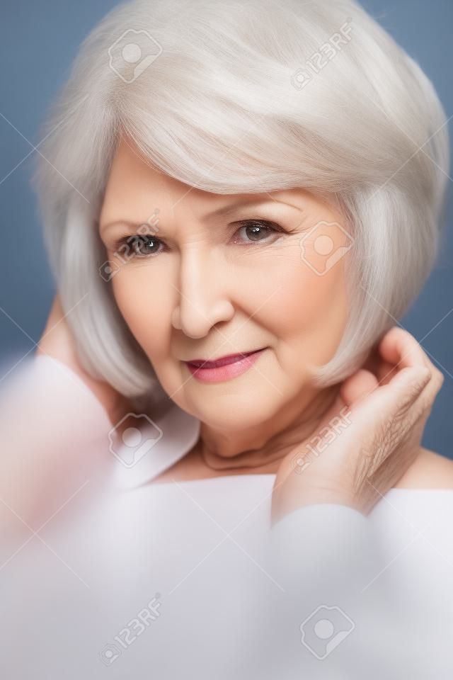 Ältere Frau, die schöne, reife Frau 60 Jahre alt Porträt