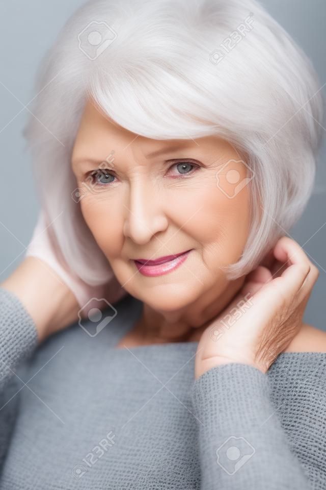 高級女人美麗成熟的女人60歲的肖像