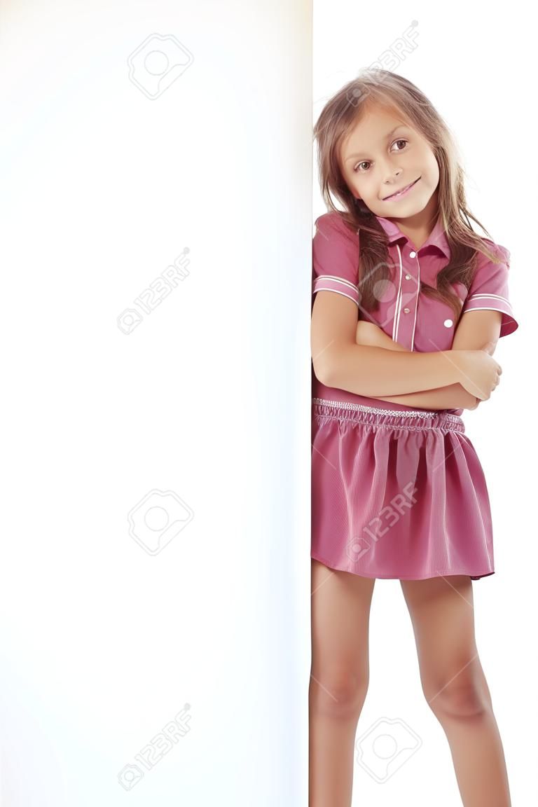 Retrato de una muchacha niño con tablero en blanco para el texto personalizado