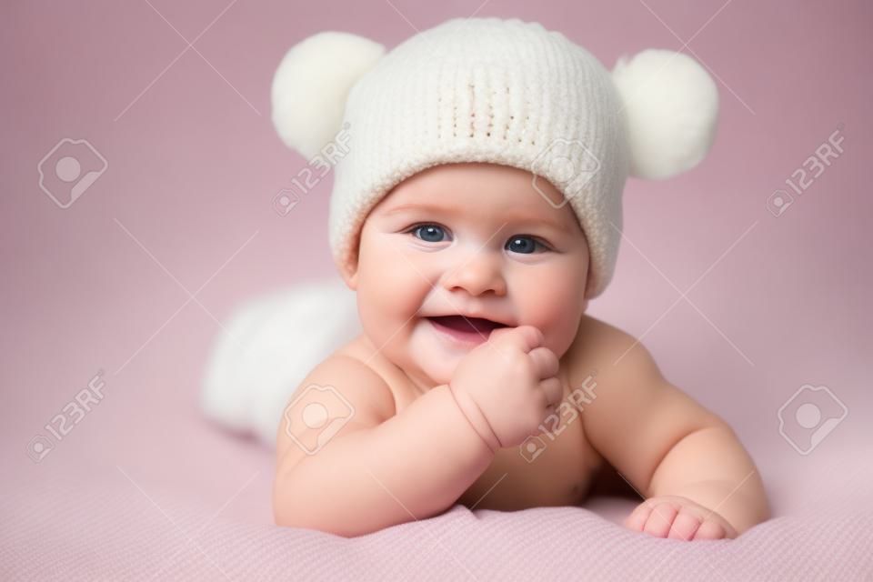 Portrait of a cute 3 monthes Baby liegend auf einer Decke