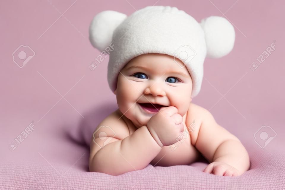 Portrait of a cute 3 monthes Baby liegend auf einer Decke
