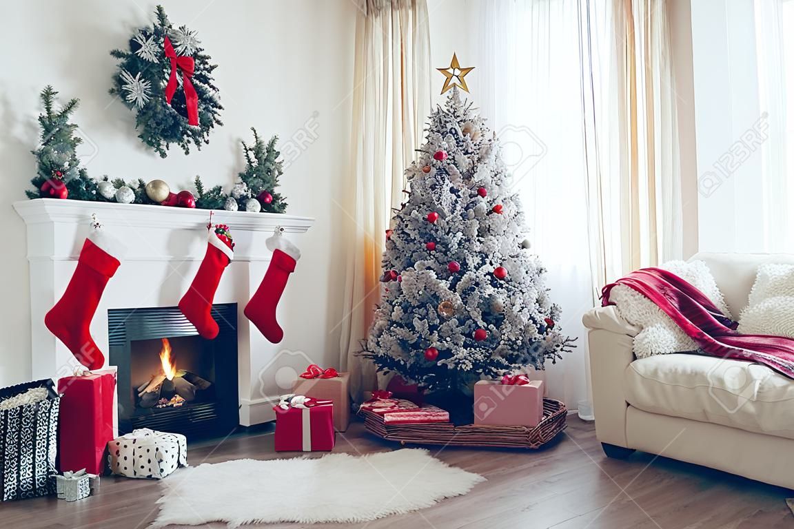 Bella holdiay sala decorata con albero di Natale con regali sotto