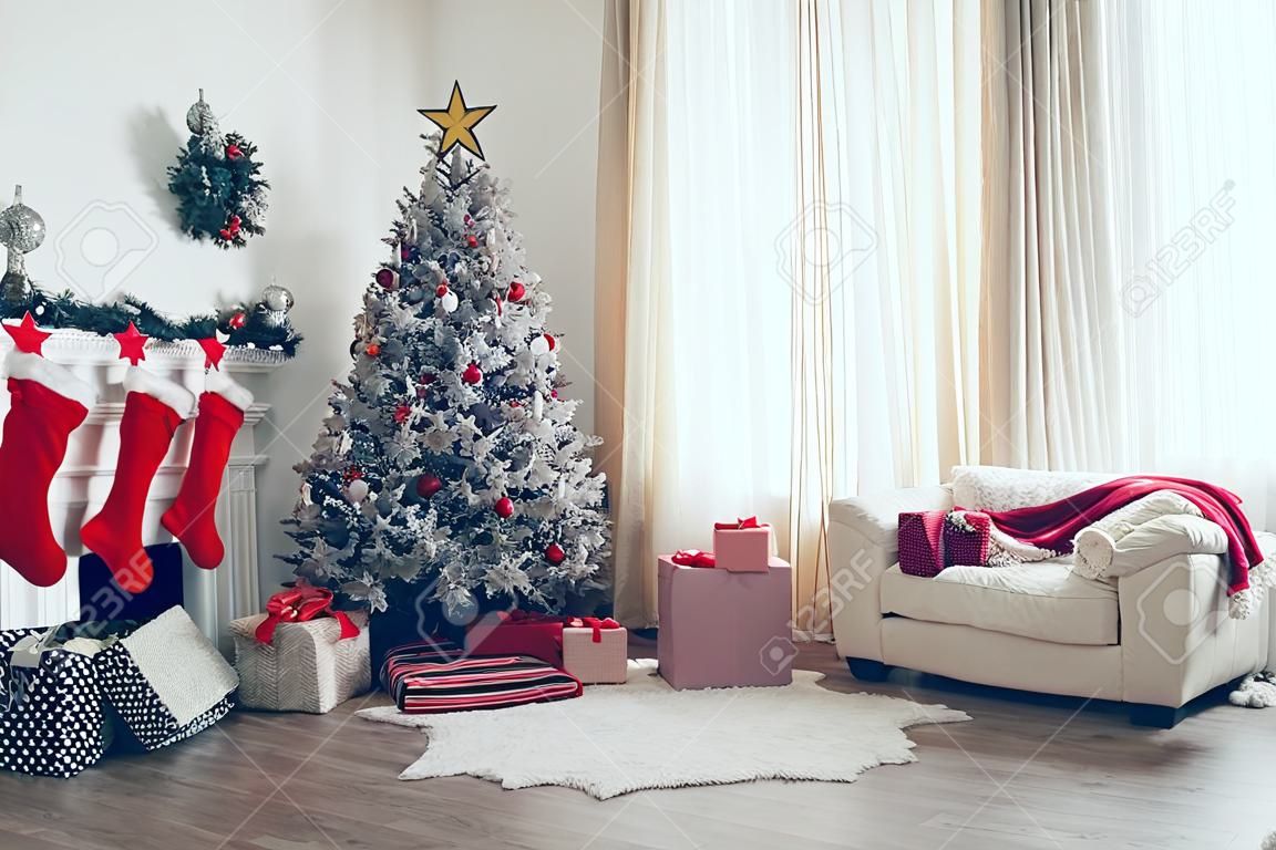 Belle holdiay salle décorée avec des arbres de Noël avec des cadeaux sous elle