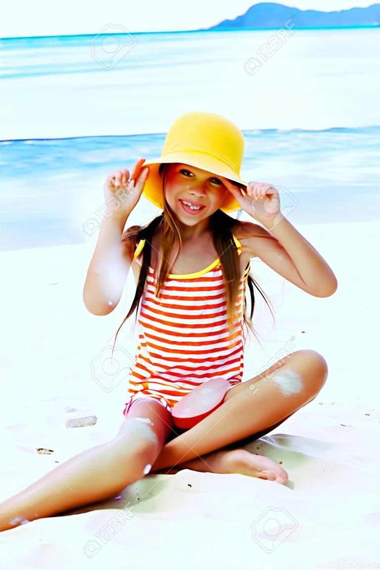 niño niña de 10 años de edad jugando en la playa en la isla tropical. Filipinas, Boracay.