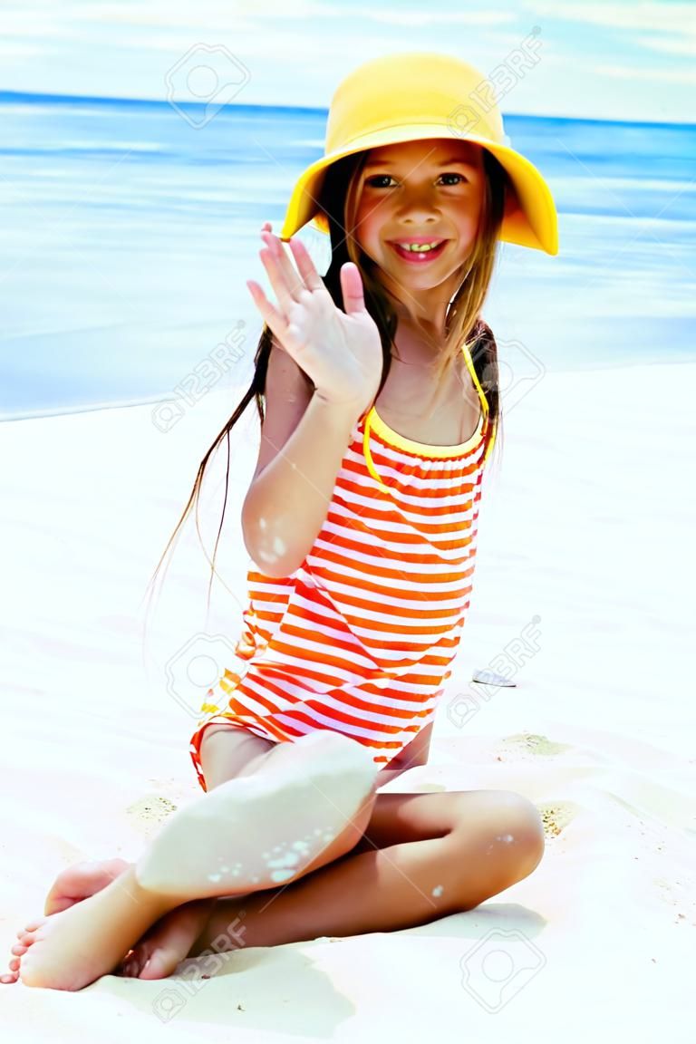 niño niña de 10 años de edad jugando en la playa en la isla tropical. Filipinas, Boracay.