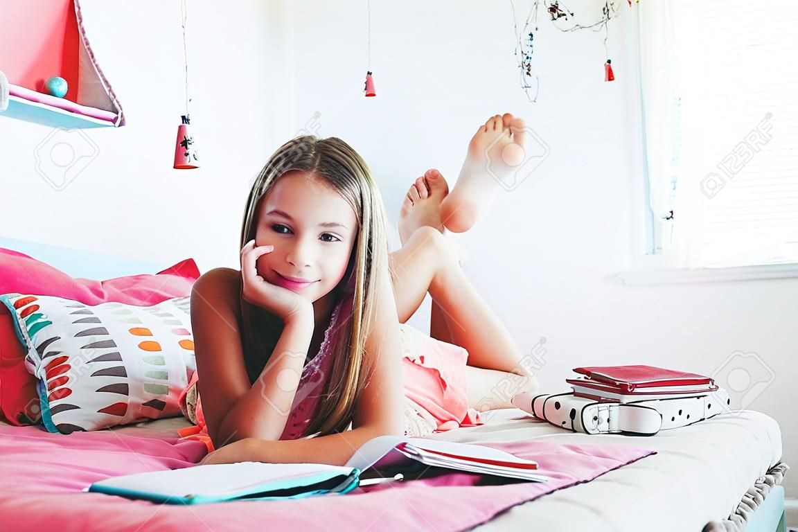 10-12 лет до подростков девочка написание дневника в розовой спальне