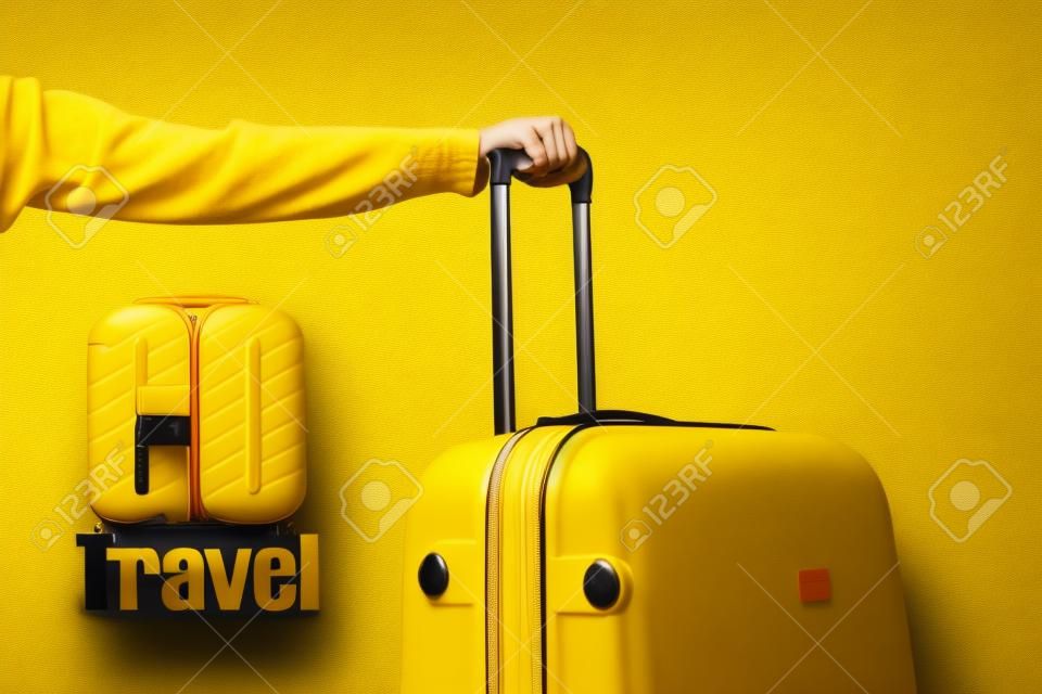 frau, die gelben koffer in der hand über gelbem hintergrund hält, reisekonzept gehen