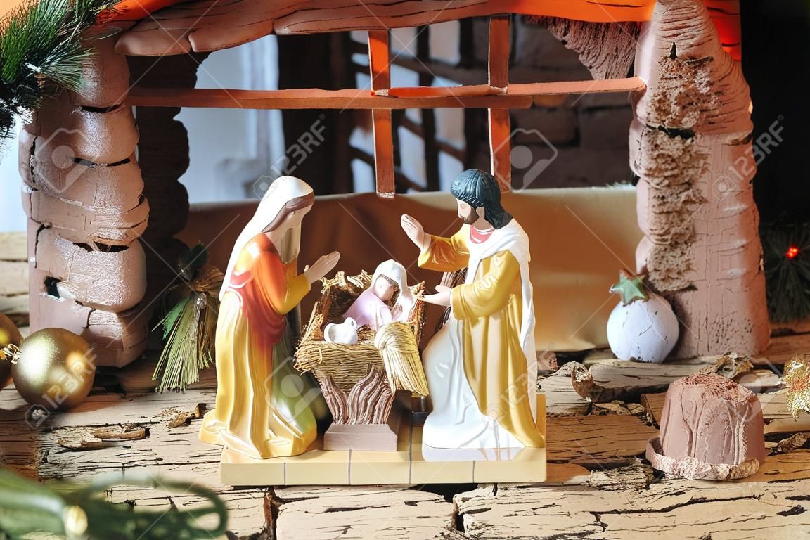 Crèche de Noël avec la main de couleur figurines en céramique
