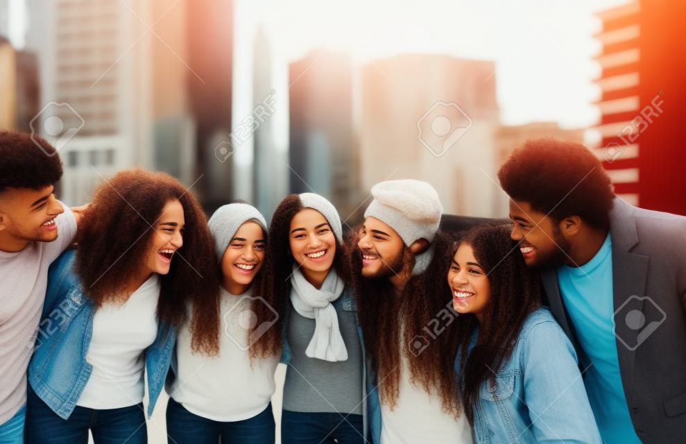 Jóvenes amigos multirraciales divirtiéndose juntos pasando el rato en la ciudad - Concepto de amistad y diversidad