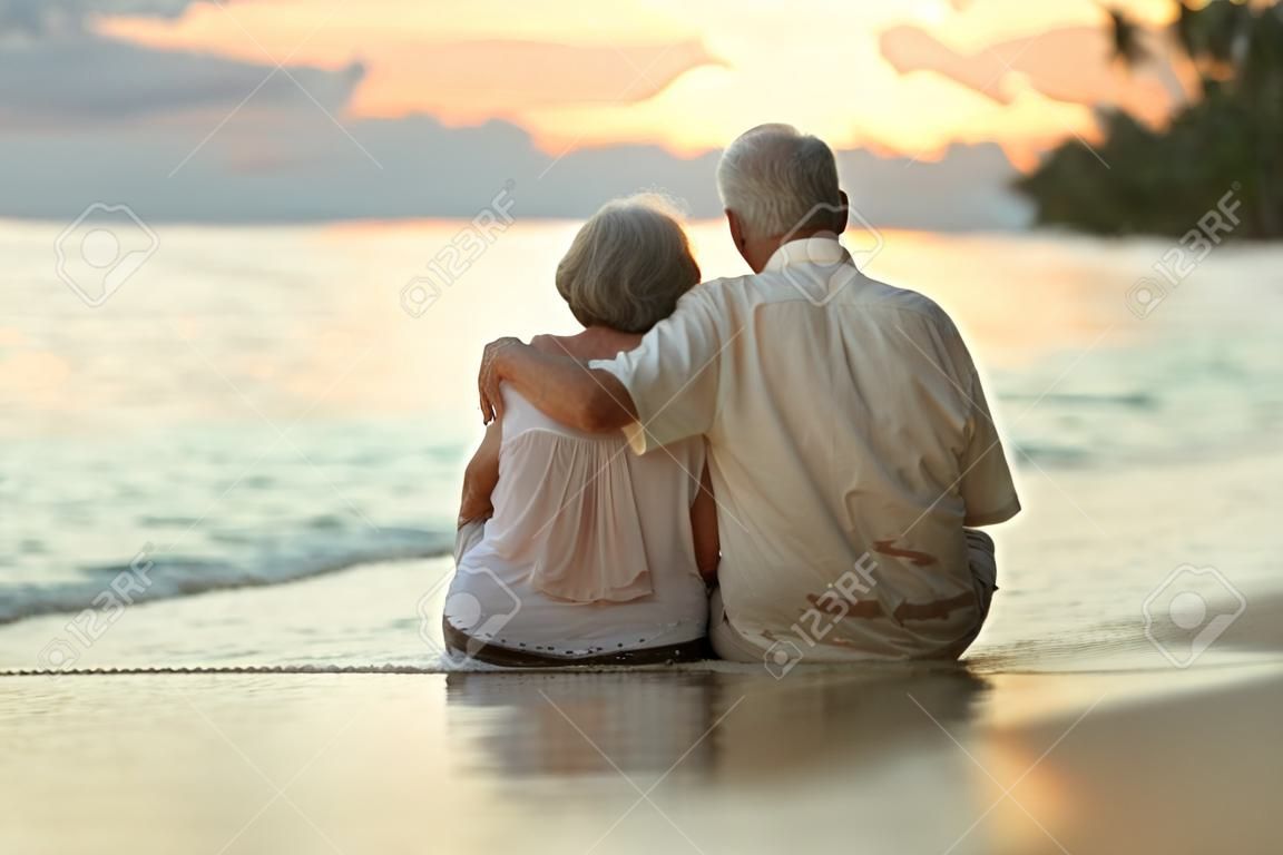Belle heureux couple de personnes âgées reste au complexe tropical, vue de dos