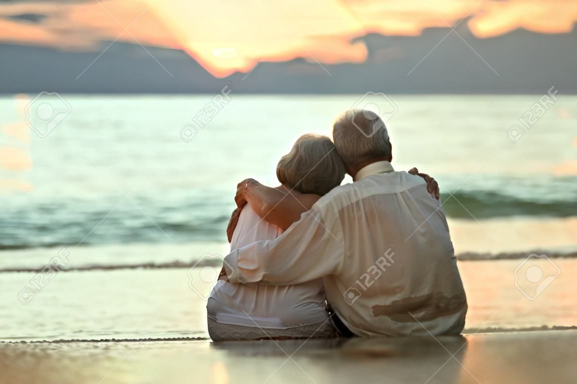 Bella felice coppia di anziani di riposo in località tropicale, vista posteriore