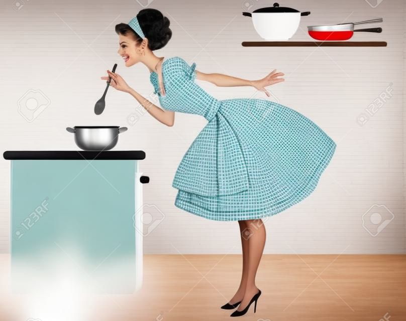 女人在一个可爱的1950年代装在厨房做饭