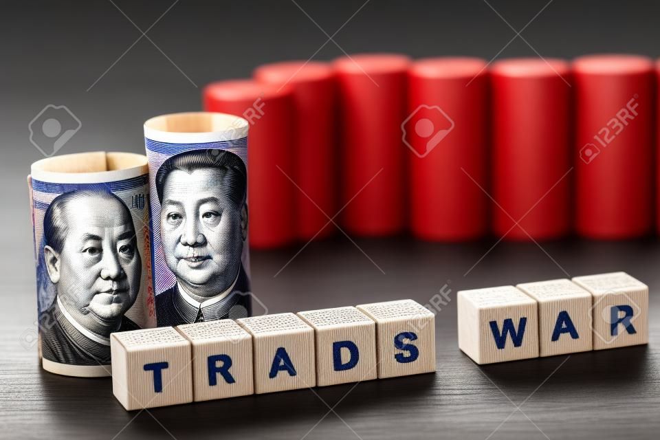 中国と米国は、黒い背景に米ドルと元紙幣を持つ木製のキューブ上の貿易戦争の文言。貿易戦争は、中国とアメリカ合衆国の間の経済的関税税の障壁です。