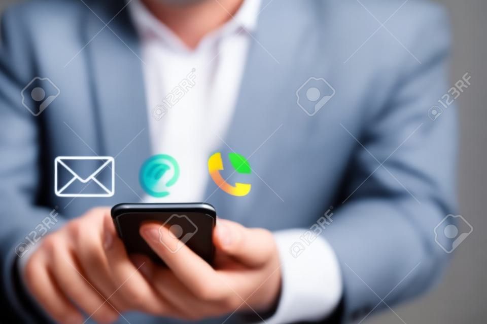 Zakenman die gebruik maakt van smartphone voor webpagina zakelijke contact omvatten E-mailadres en telefoonnummer.