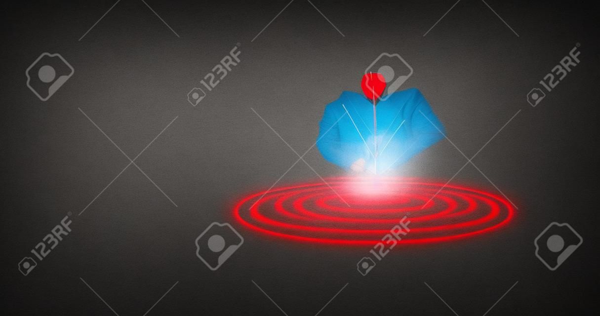 Homme d'affaires jetant une fléchette de flèche rouge sur un jeu de fléchettes cible virtuel. Objectifs de configuration et cible pour le concept d'investissement des entreprises.