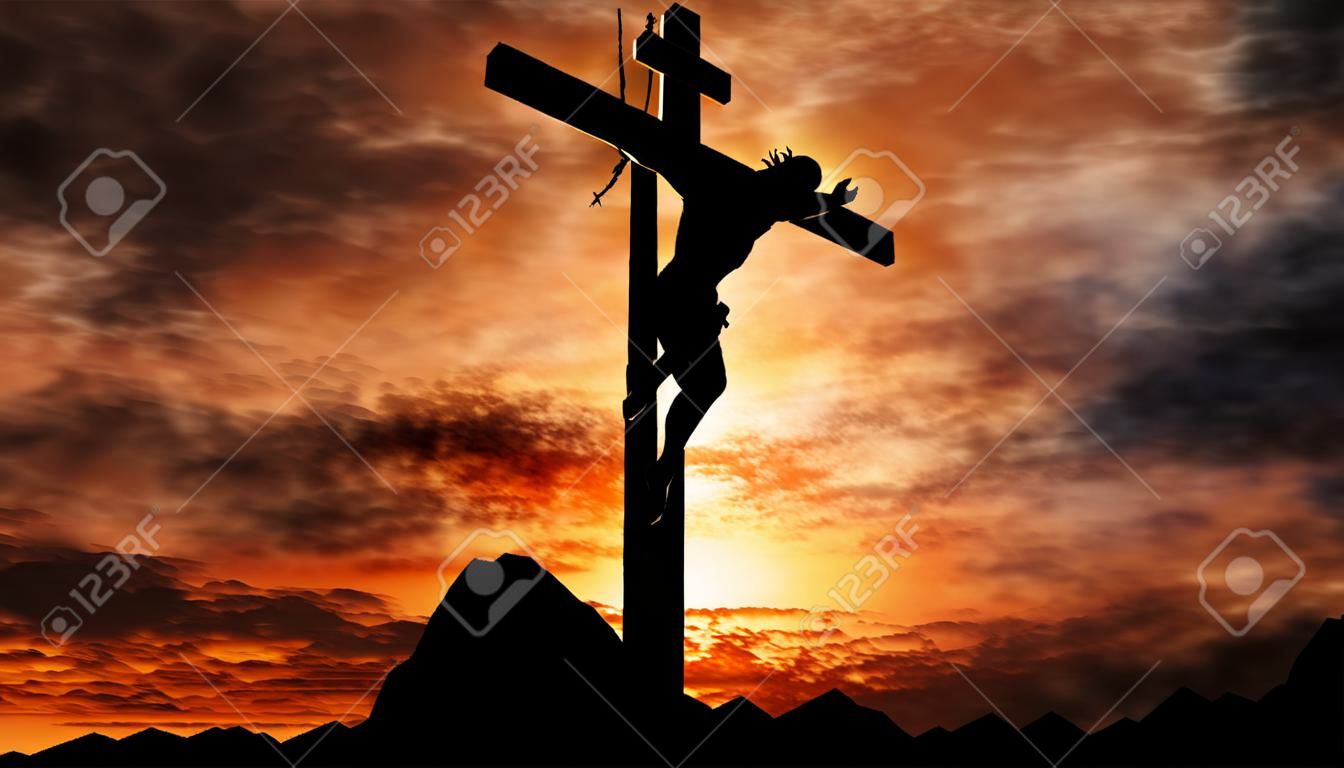 Jesus Cristo crucificado na cruz na colina do Calvário com o céu ardente no fundo