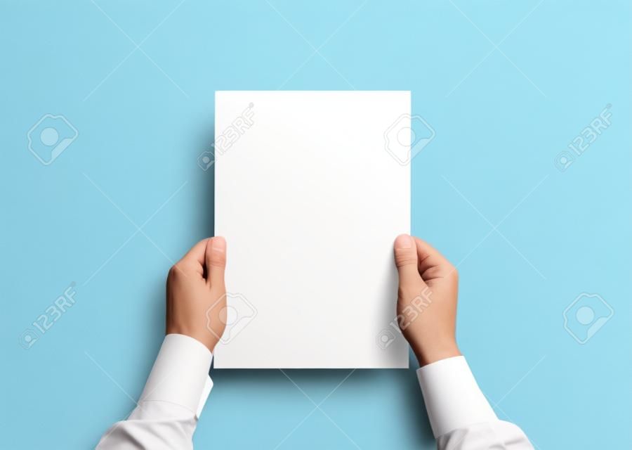 手拿着白色的空白纸模型分离臂衬衫保持清晰的小册子模板模拟单张文件表面设计简单的纯平面显示阅读合同协议