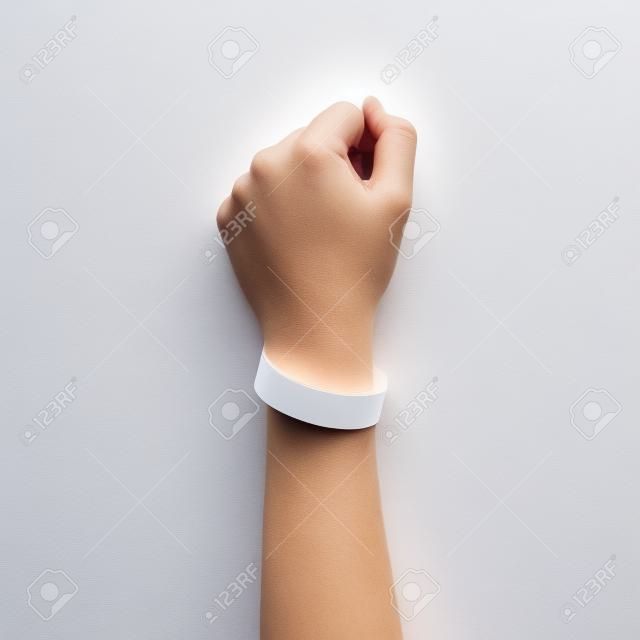 空白的白皮書腕帶模擬了人的手臂上。空事件腕帶設計樣機在手邊。便宜的手鐲模板，被隔絕。帶貼紙的透明手鐲腕帶。音樂會臂章