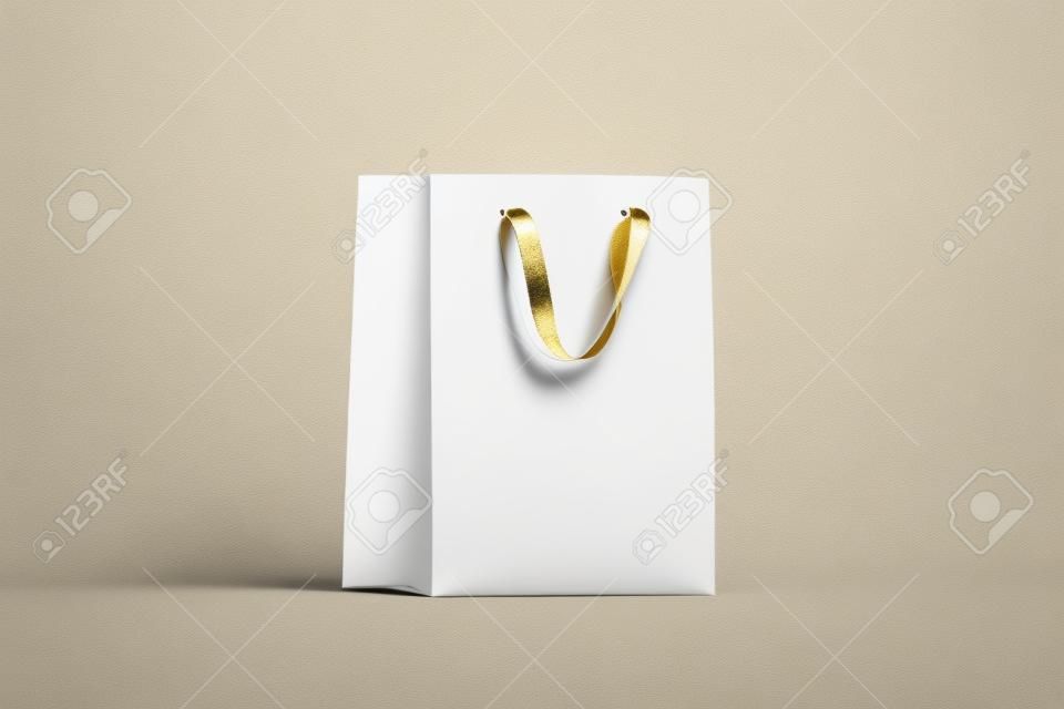 Sacchetto regalo in carta bianca vuota con manico in seta oro mockup, rendering 3d. Pacchetto di acquisto vuoto mock up, isolato. Sacchetto di plastica trasparente per acquisto o regalo. Bellissimo modello di pacchetto artigianale.