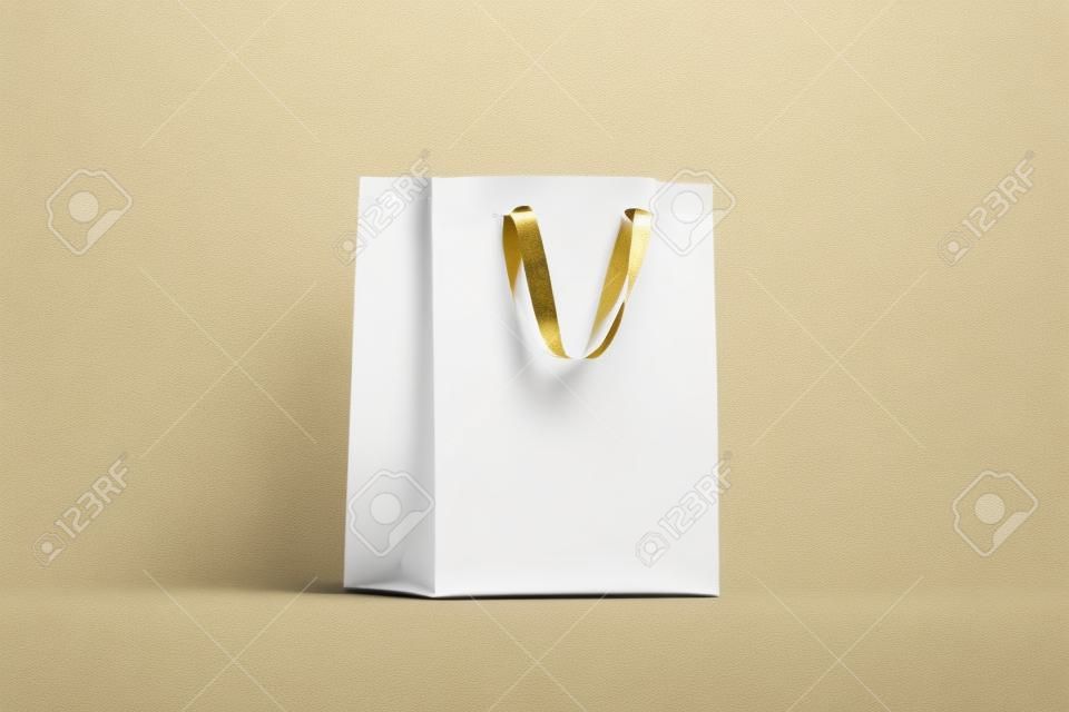 Bolsa de regalo de papel blanco en blanco con maqueta de mango de seda dorada, renderizado 3d. Paquete de compras vacío maqueta, aislado. Bolsa de plástico transparente para comprar o regalar. Hermosa plantilla de paquete de artesanía.