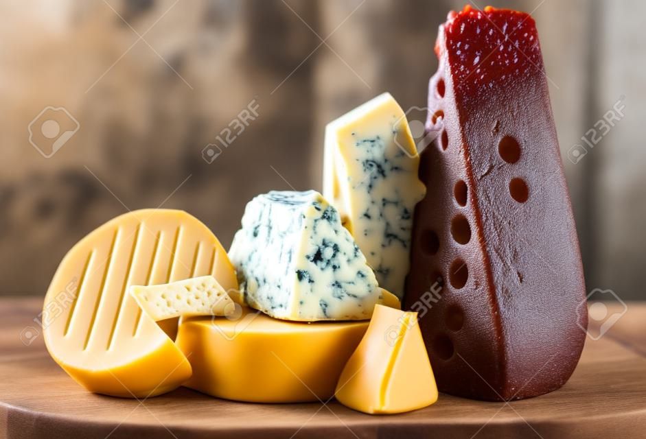 Un primo piano del tagliere di formaggi con diversi tipi di formaggio per un antipasto
