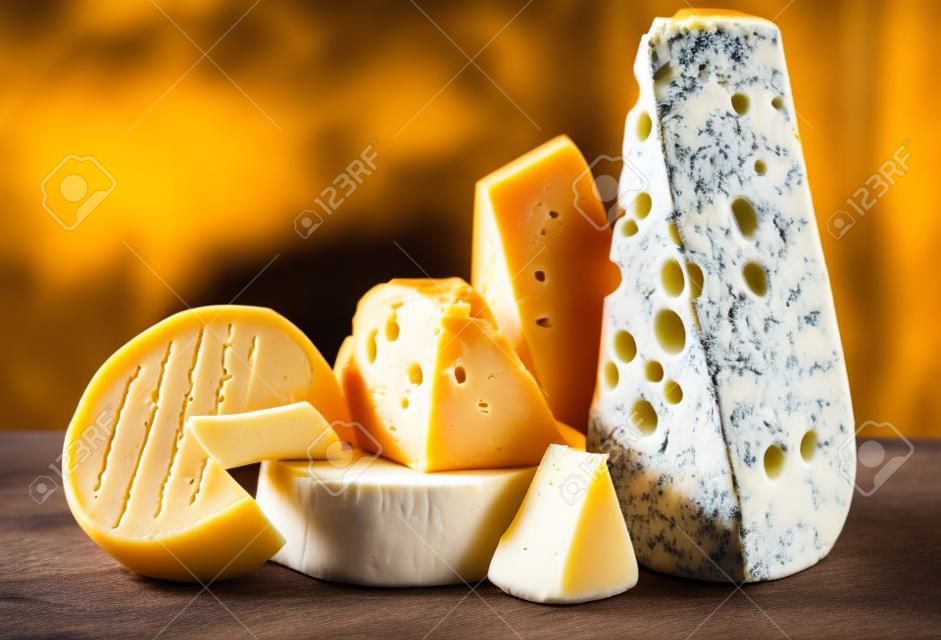 전채로 다양한 종류의 치즈를 넣은 치즈보드 클로즈업