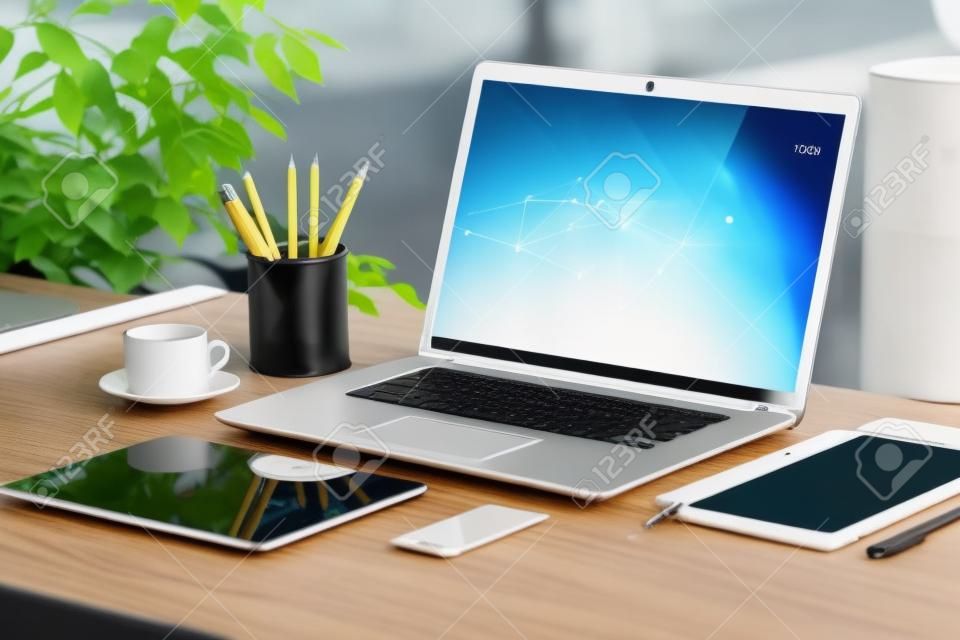 사무실 책상 작업 공간에 디지털 태블릿과 스마트 폰 오픈 노트북 모형. 노트북, 태블릿 컴퓨터, 스마트 폰, 노트북, 커피로 구성되어 있습니다. 전체 초점의 모든 장치.