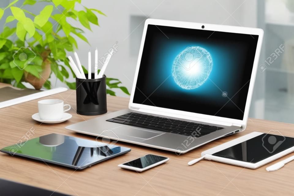 Nyílt laptop makett digitális tabletta és okostelefon az irodai íróasztal munkaterületet. Áll laptop, tablet számítógép, okostelefon, notebook, csésze kávét. Minden eszköz figyelem fókuszába.