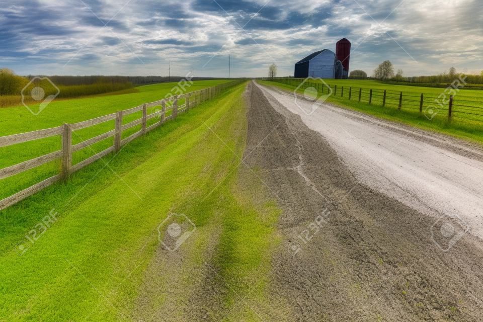Schlecht gewartete Landstraße durch eine Farm in Central Kentucky